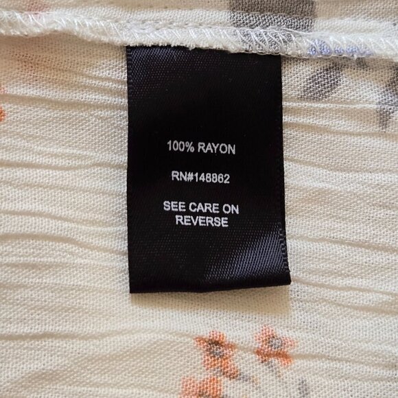 Torrid High Low Ivory Floral Cold Shoulder Short Sleeve V-Neck Top  Sz 2 (2X) - Picture 13 of 14